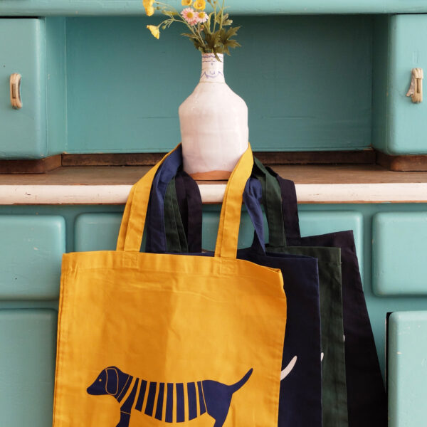 handbedruckte Stofftasche mit Dackelmotiv navy – Bild 7