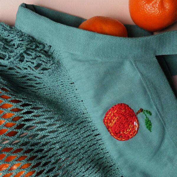 Häkeltasche mit handgesticktem Apfel – Bild 7