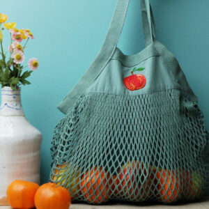 Häkeltasche mit handgesticktem Apfel
