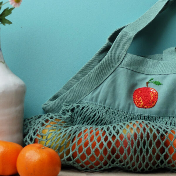 Häkeltasche mit handgesticktem Apfel – Bild 2