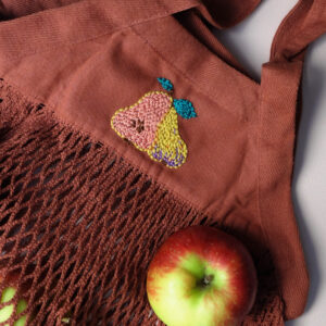 Häkeltasche mit handgestickter Birne