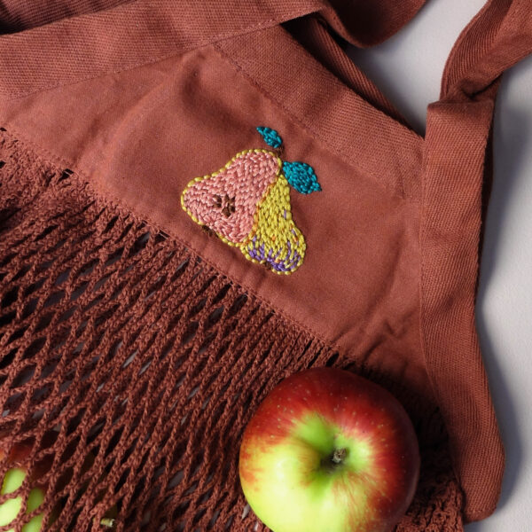 Häkeltasche mit handgestickter Birne