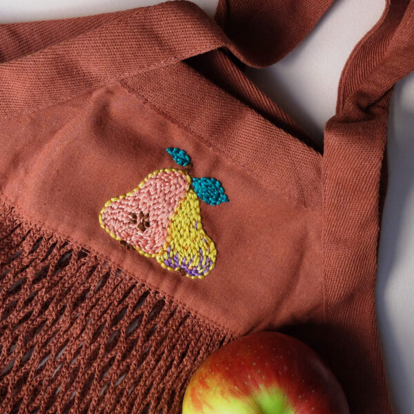 Häkeltasche mit handgestickter Birne – Bild 6