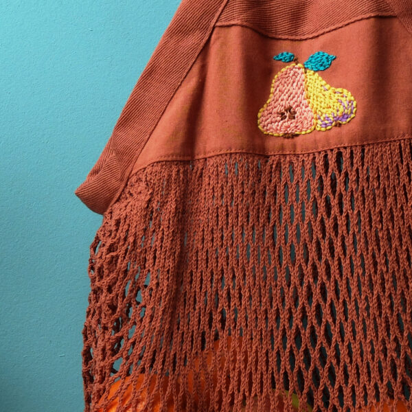 Häkeltasche mit handgestickter Birne – Bild 5