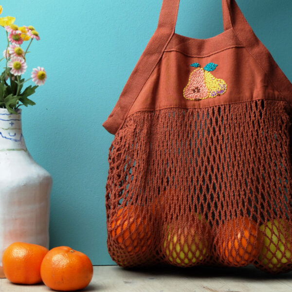 Häkeltasche mit handgestickter Birne – Bild 4