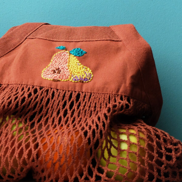 Häkeltasche mit handgestickter Birne – Bild 3