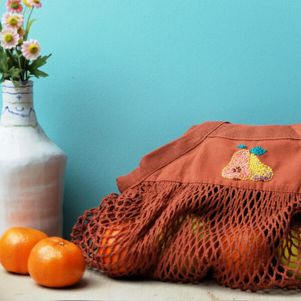 Häkeltasche mit handgestickter Birne – Bild 2