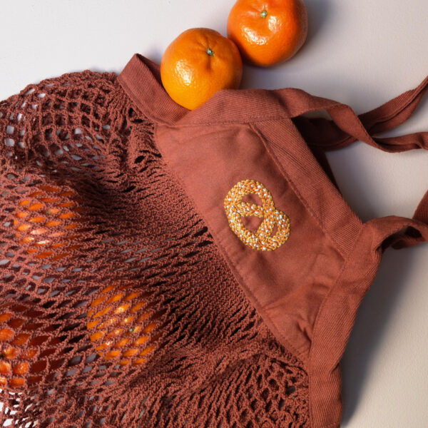 Häkeltasche mit handgestickter Breze – Bild 7