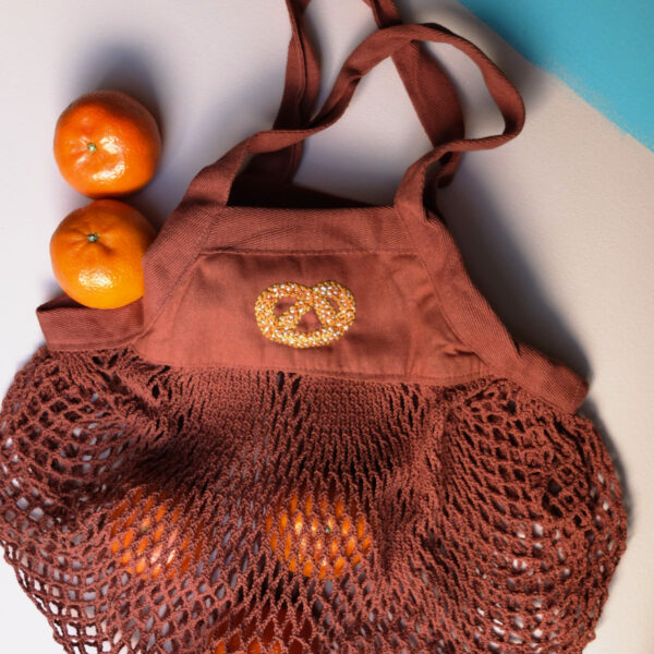 Häkeltasche mit handgestickter Breze – Bild 6