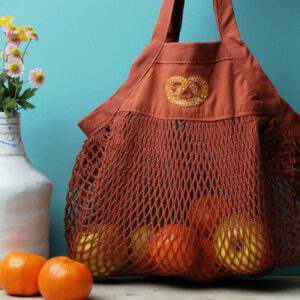 Häkeltasche mit handgestickter Breze