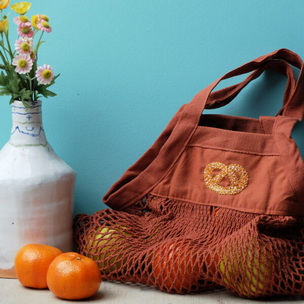 Häkeltasche mit handgestickter Breze – Bild 4