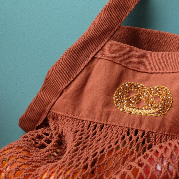 Häkeltasche mit handgestickter Breze – Bild 3
