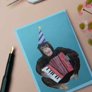 Lustige Geburtstagskarte – Affe spielt Akkordeon, handillustriert