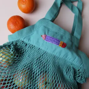 Häkeltasche mit handgesticktem Bleistift