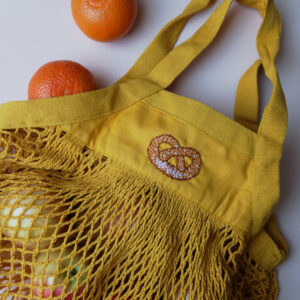 H&auml;keltasche mit handgestickter Breze