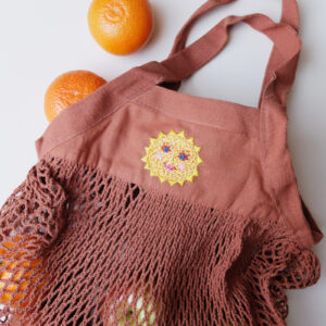 Häkeltasche mit handgestickter Sonne