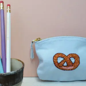Mäppchen mit handgesticktem Brezenmotiv