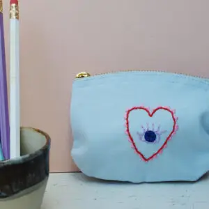 Mäppchen mit handgesticktem Herzlmotiv